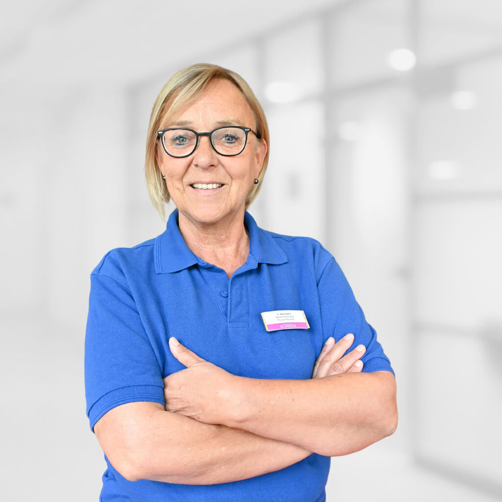 Dame mit kurzen blonden Haaren in blauem T-Shirt.