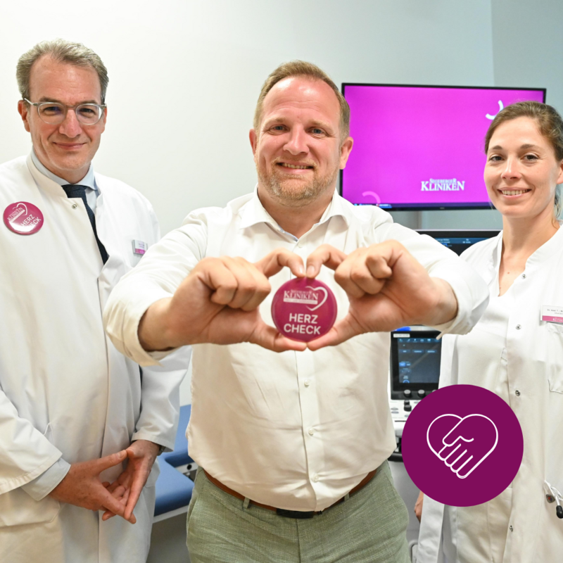 Bürgermeister Köppe steht lächelnd neben Chefarzt Dr. Nef und Leitunerin des Versorgunszentrums, Dr. Sandloff