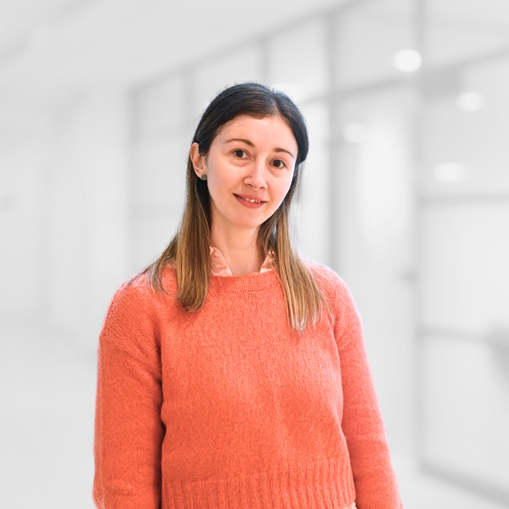 Dunkelblonde Dame mit orangenem Wollpullover
