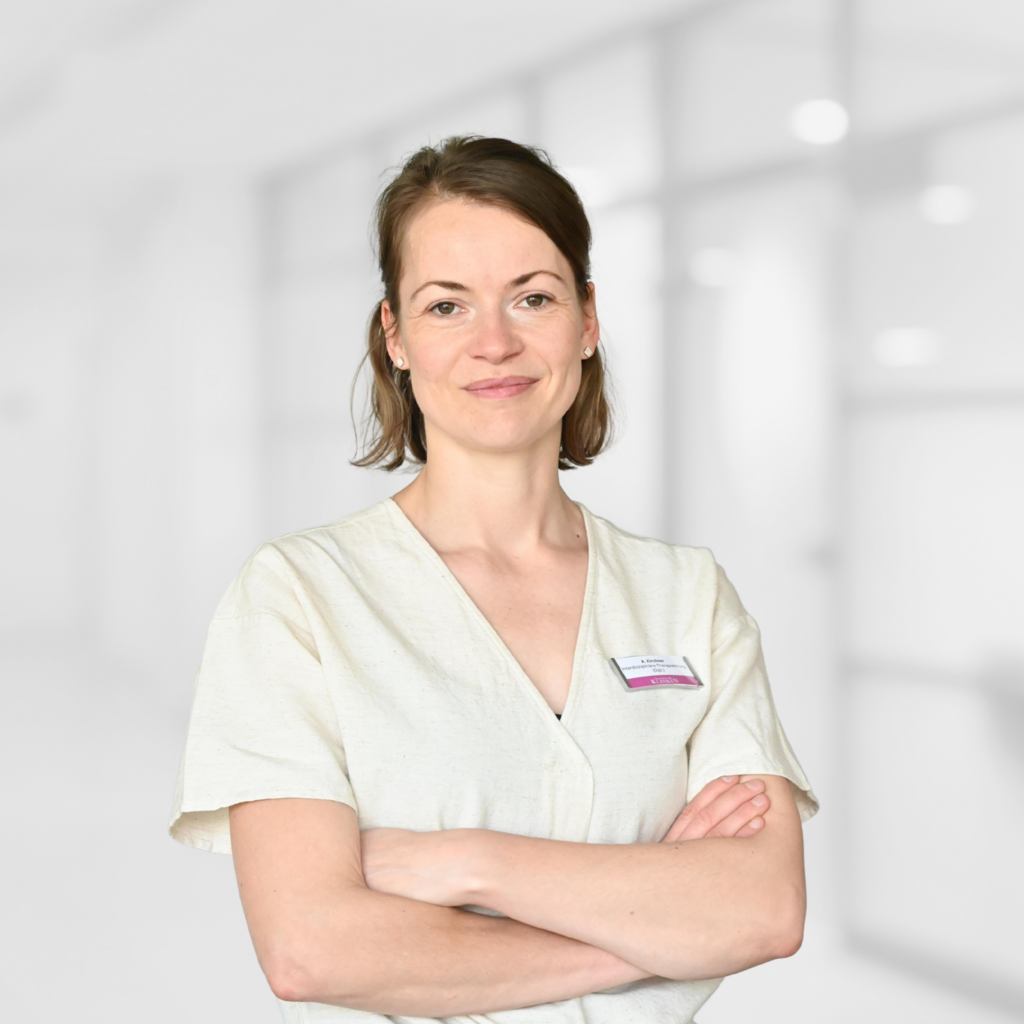 Dunkelblonde Dame mittleren Alters in hellem T-Shirt.