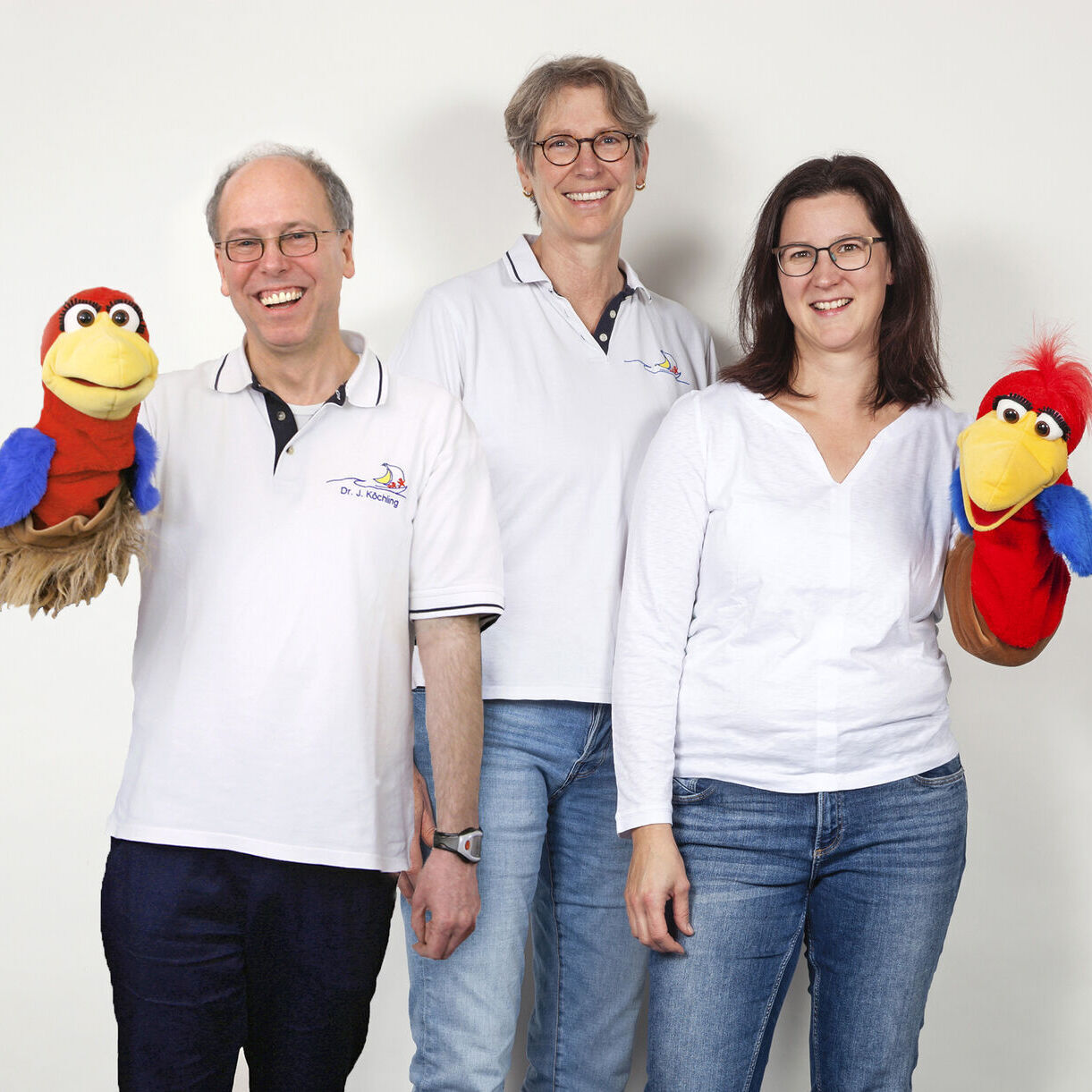 Gruppenbild von Kinderarzt Dr. Köchling und zwei Ärztinnen mit Stofftieren in der Hand
