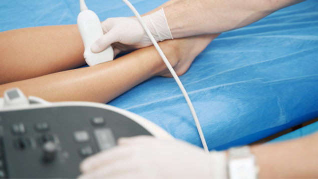 Gefäße werden am Fuß oberhalb des Knöchels geschallt