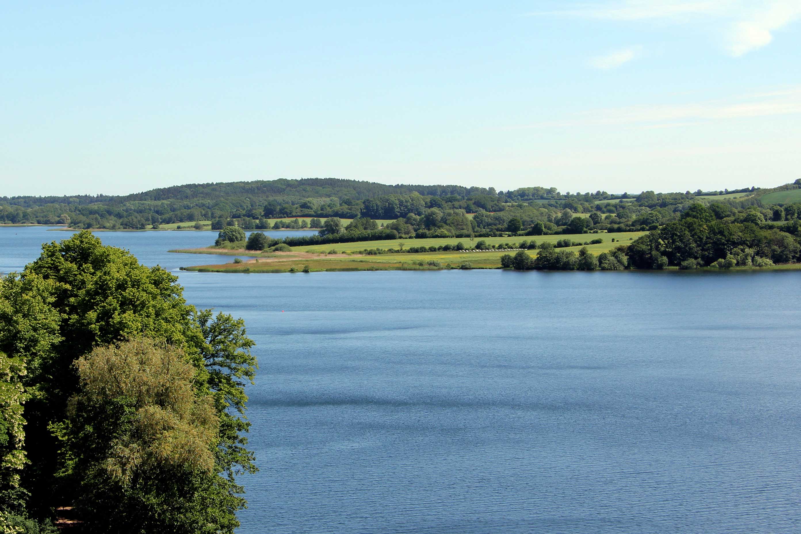 Luftaufnahme vom Großen Segeberger See, der direkt neben den Segeberger See liegt.